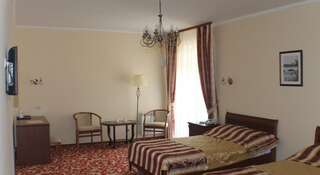 Гостиница Гостиничный комплекс Версаль Хабаровск Стандартный двухместный номер с 2 отдельными кроватями-2